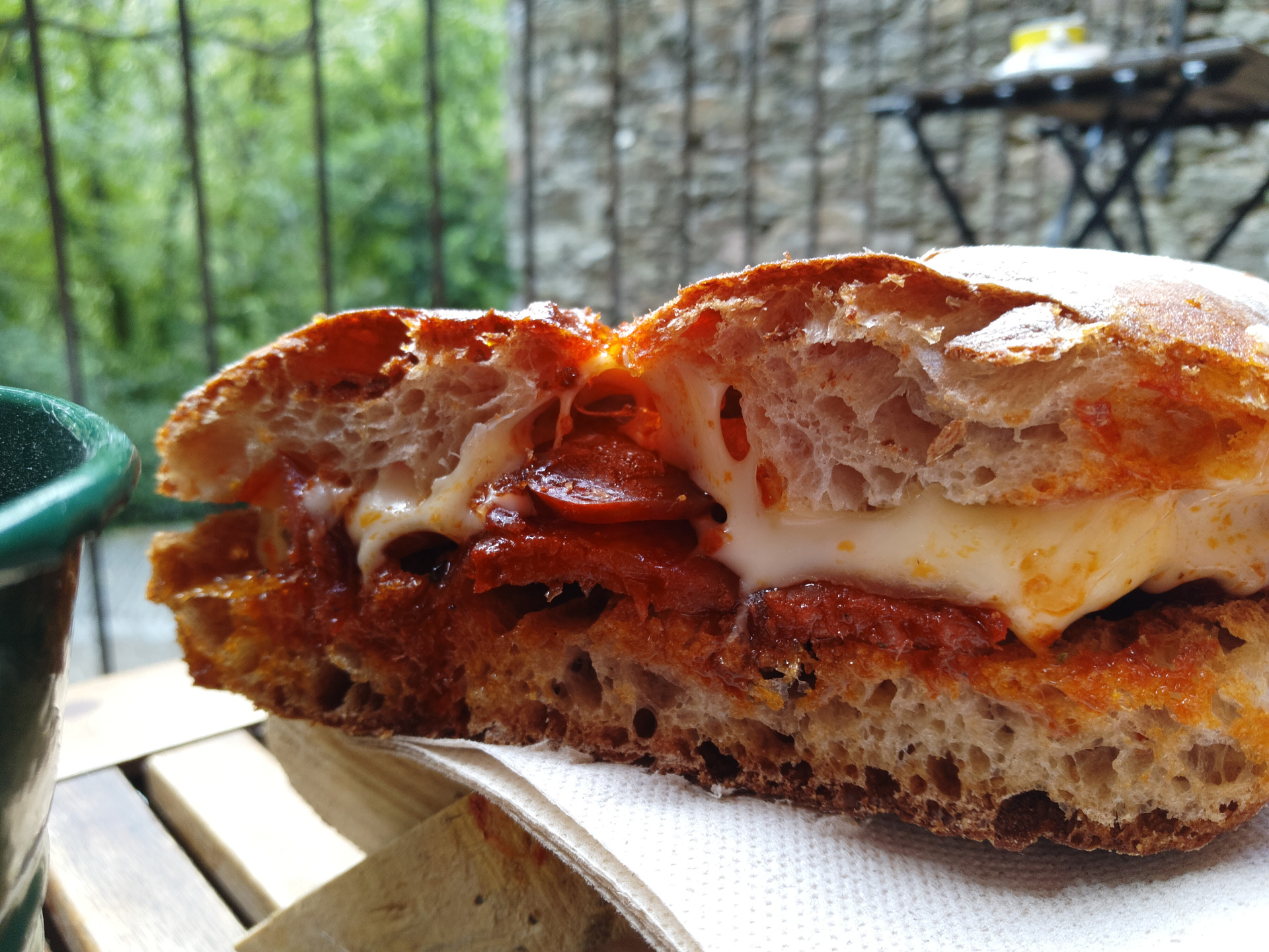 Bocata de chorizo y queso